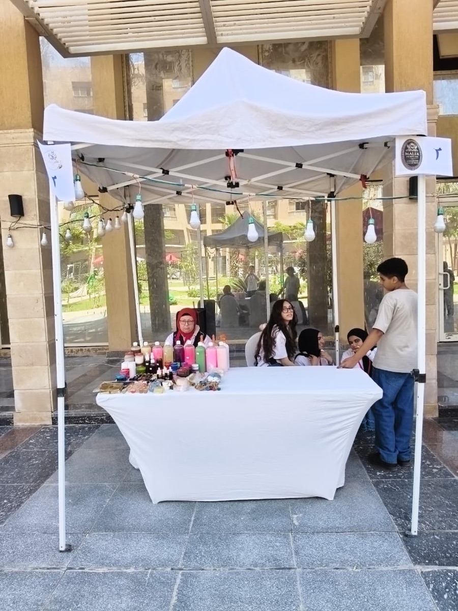 بوث عطور ومنتجات عناية