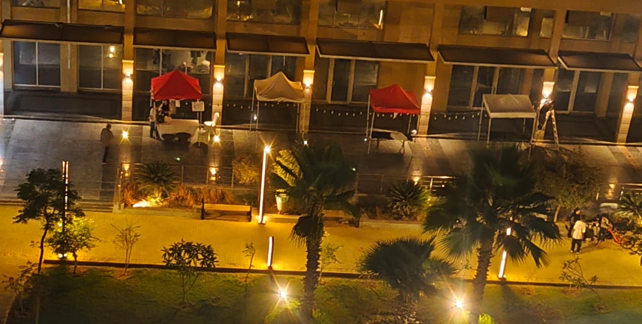 أجواء البازار ليلًا
